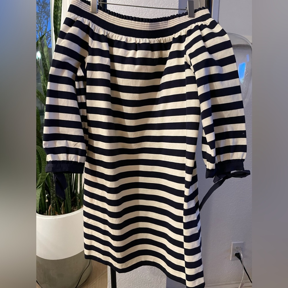 Above the knee dress, off-shoulder look, with ties on sleeves